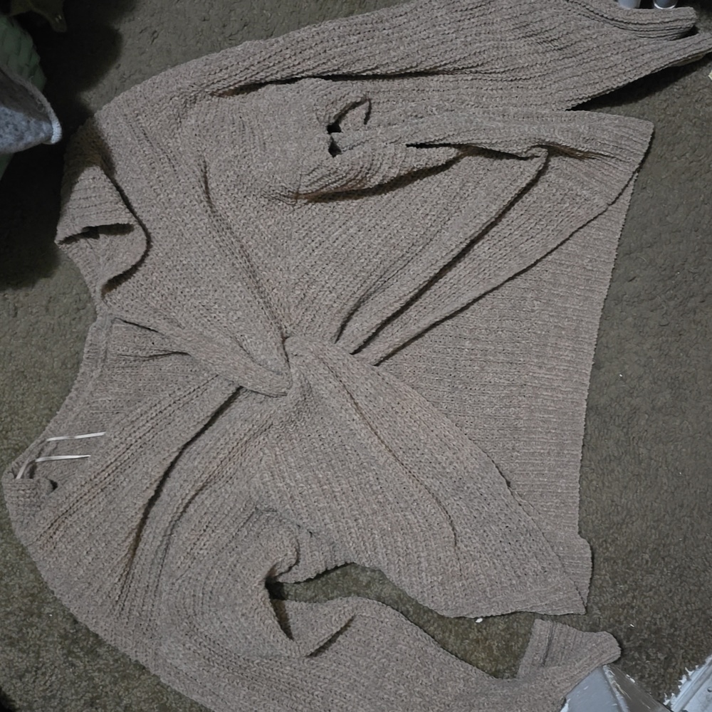 Cute sweater with a back twist opening
